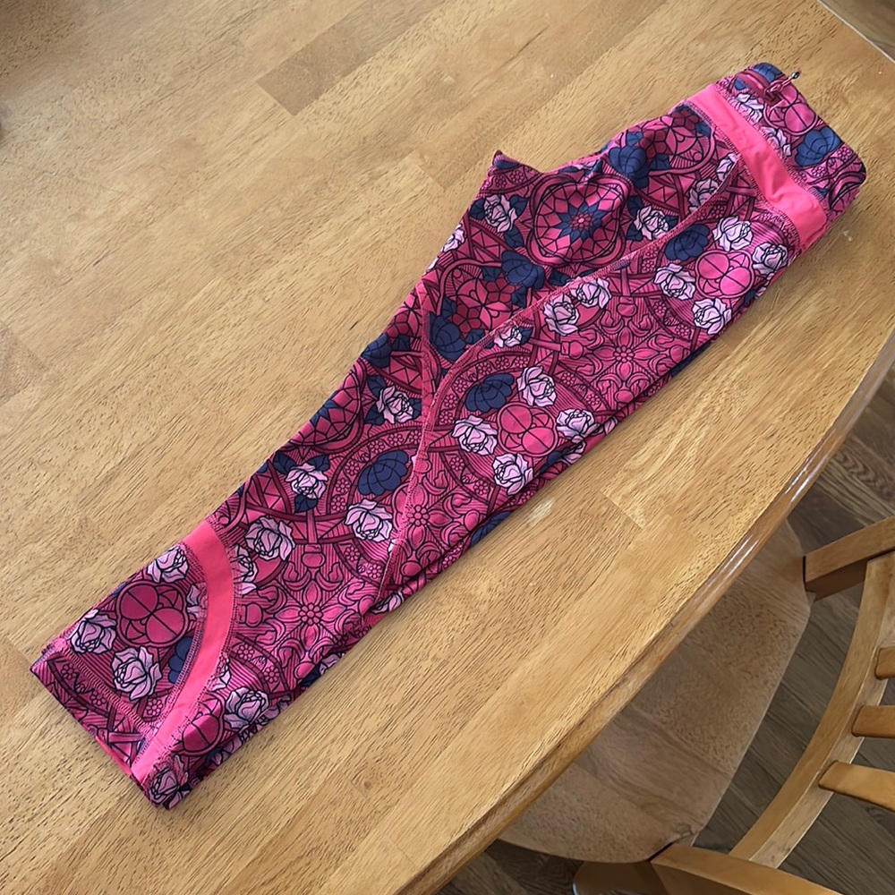Lululemon rose print crop tights 🌹 Size 4